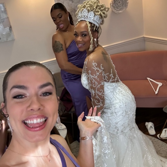 Pre-Owned Lace Embroidered Wedding Dress W/ Glitter Train - Picture 6 of 11